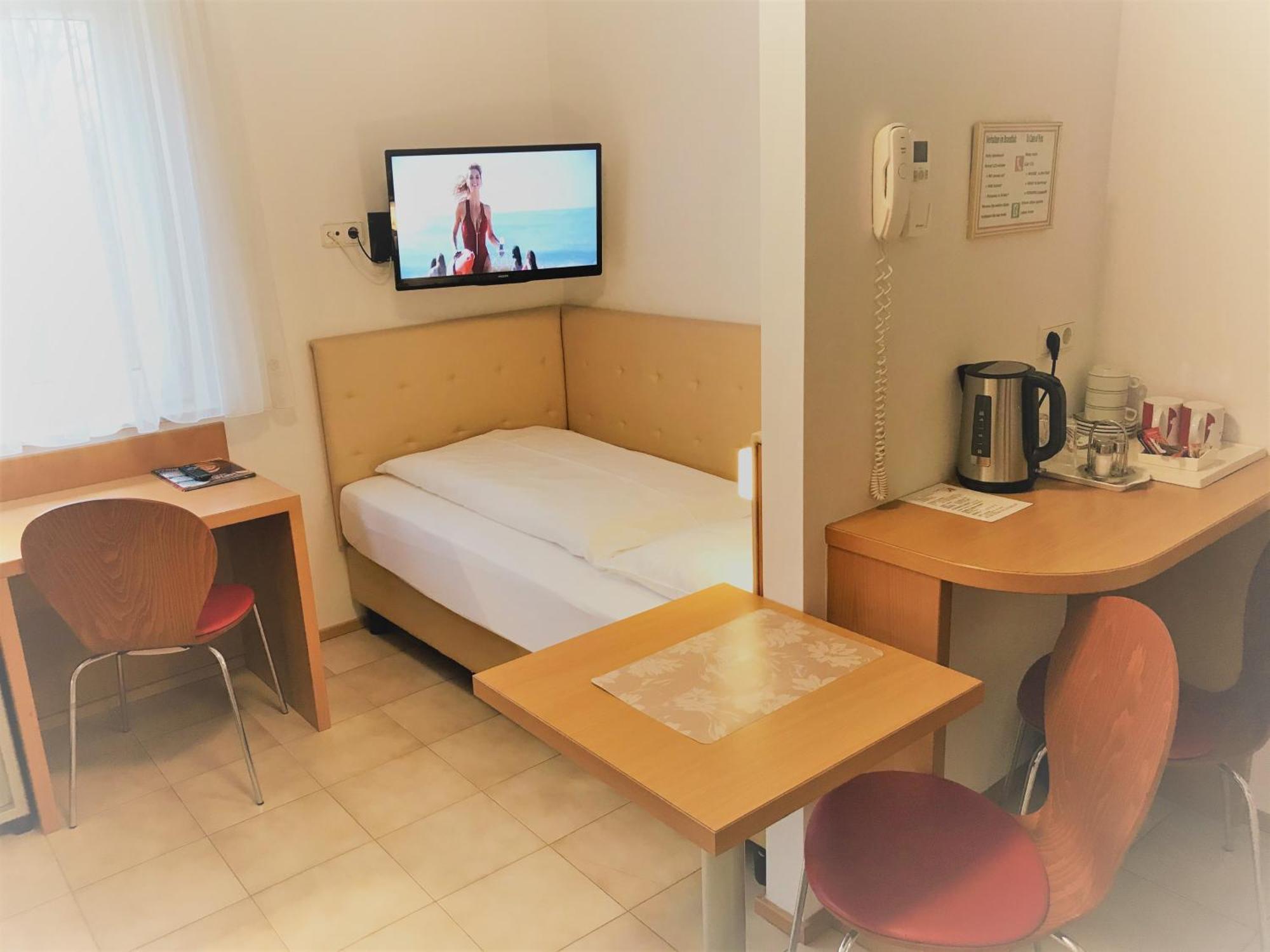City Hotel Albrecht Schwechat Room photo