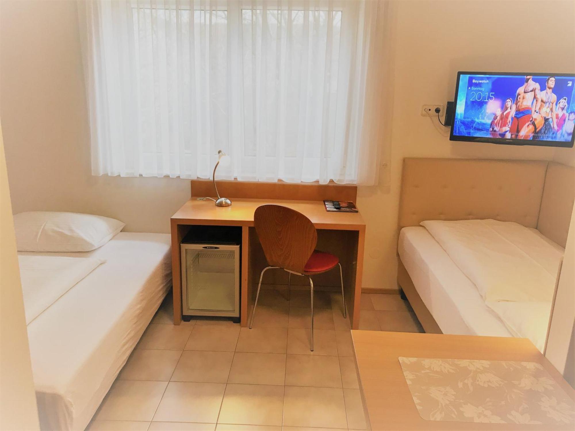 City Hotel Albrecht Schwechat Room photo