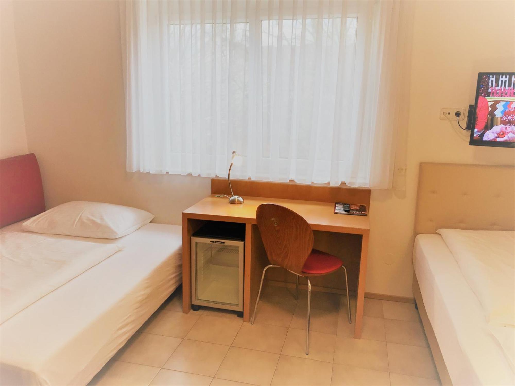 City Hotel Albrecht Schwechat Room photo