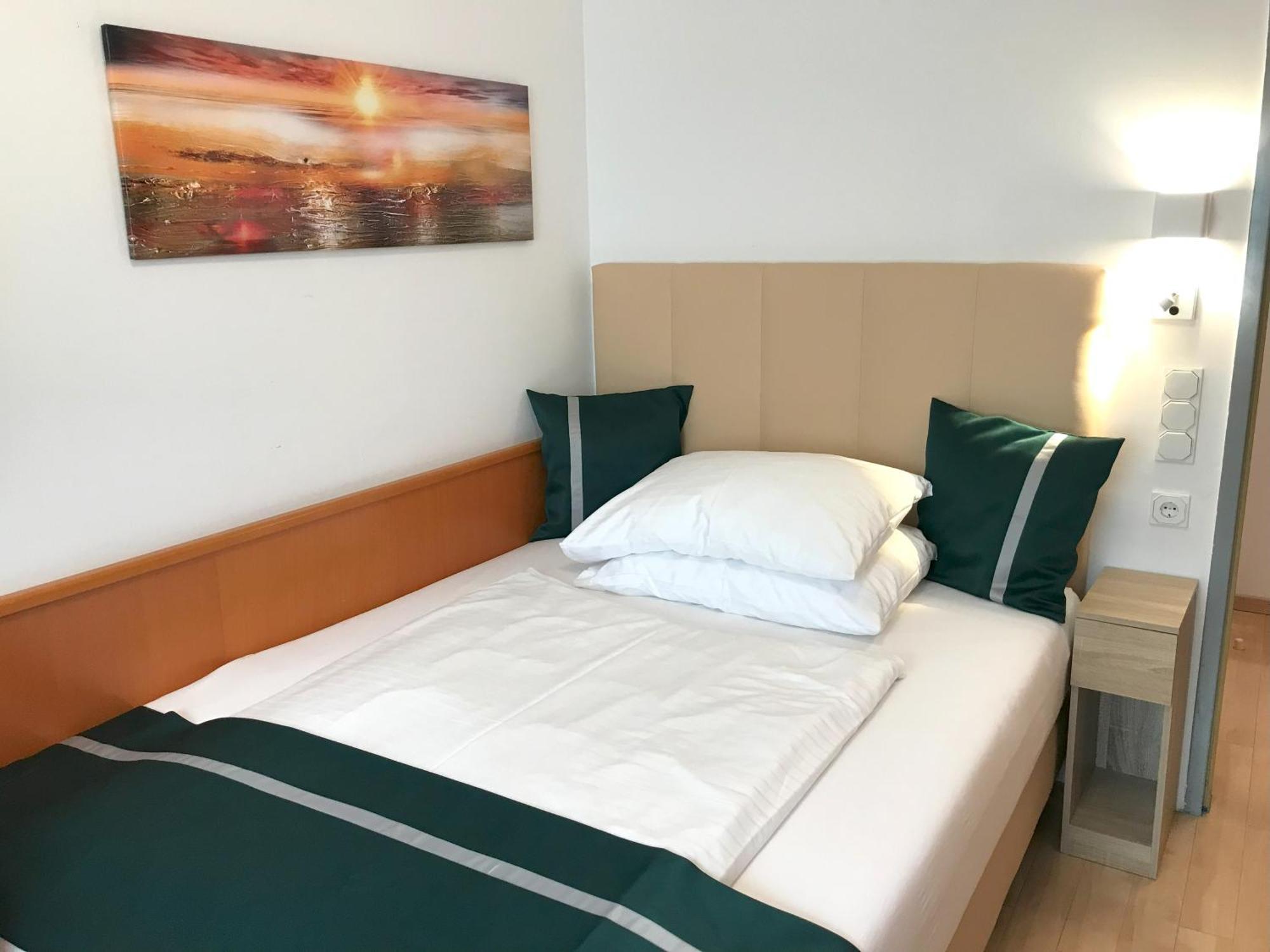 City Hotel Albrecht Schwechat Exterior photo