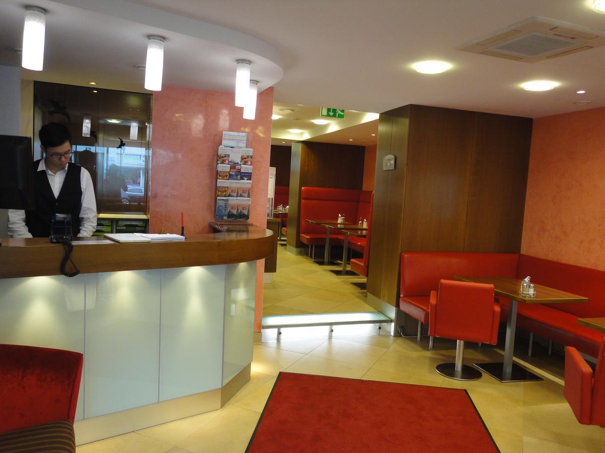 City Hotel Albrecht Schwechat Room photo