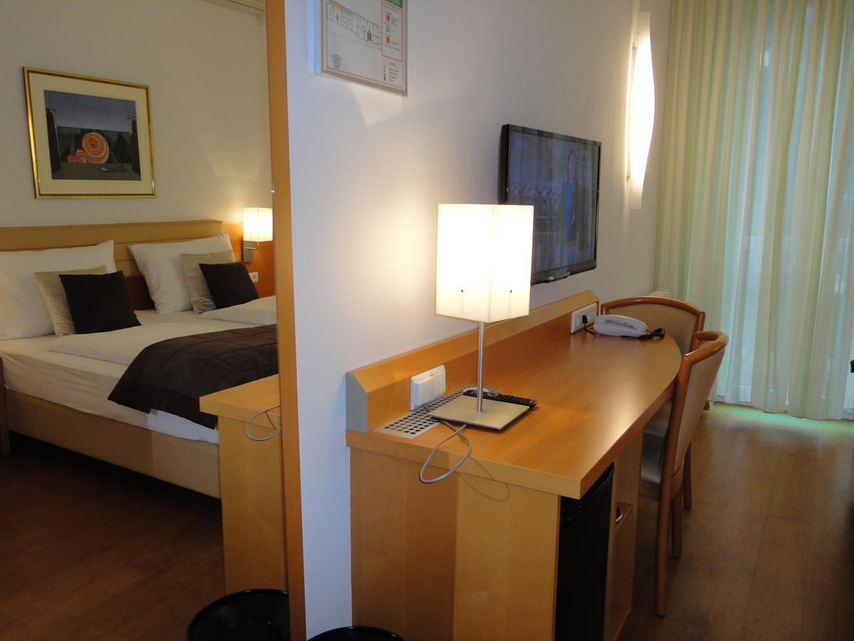 City Hotel Albrecht Schwechat Exterior photo