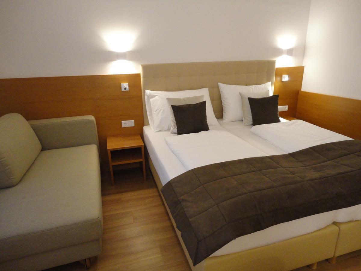 City Hotel Albrecht Schwechat Exterior photo