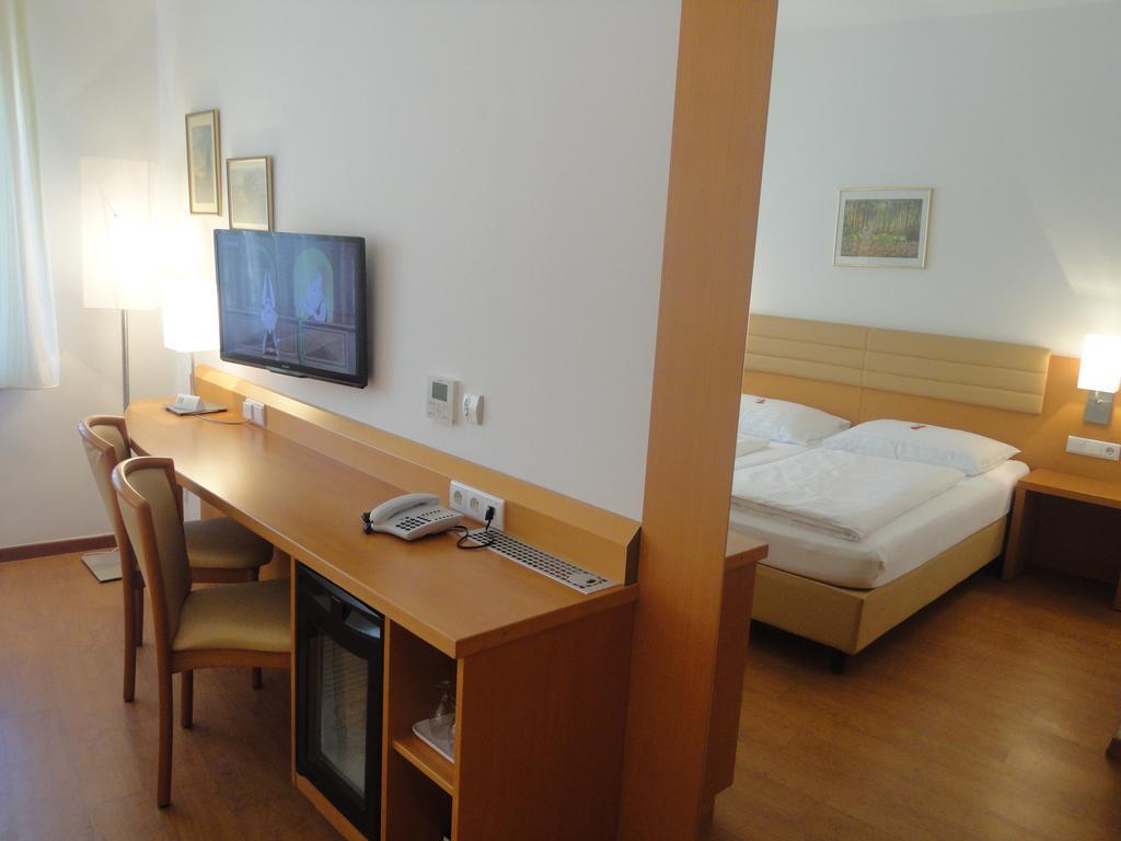 City Hotel Albrecht Schwechat Room photo