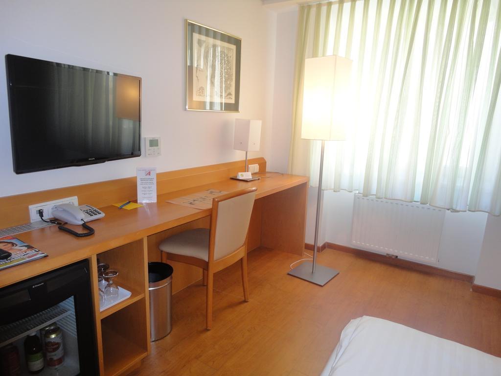 City Hotel Albrecht Schwechat Room photo