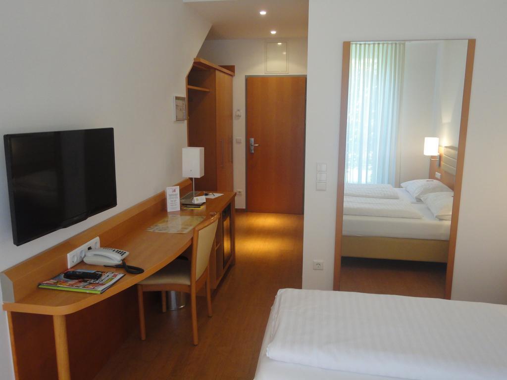 City Hotel Albrecht Schwechat Room photo